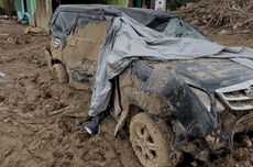 Banjir Terjang Gunung Putri Bogor, Mobil-mobil Sempat Terjebak di Jalan