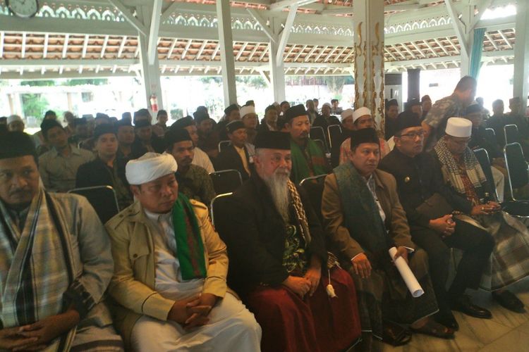 Ratusan ulama dari sejumlah pesantren dan forum komunitas dai di wilayah pantai utara Jawa Barat menggerudug Pendopo Kota Bandung, Rumah Dinas Wali Kota Bandung, Jumat (22/12/2017). Kedatangan para ulama itu disambut oleh Wali Kota Bandung Ridwan Kamil.