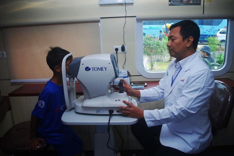 Seorang dokter sedang memeriksa kondisi mata pasien anak kecil dalam program layanan kereta kesehatan atau Rail Clinic, di Stasiun Maseng, Kabupaten Bogor, Kamis (3/5/2018). PT KAI memanfaatkan jalur kereta api untuk menjangkau masyarakat yang tinggal di daerah yang sulit ditembus dengan kendaraan bermotor untuk memberikan layanan kesehatan gratis.