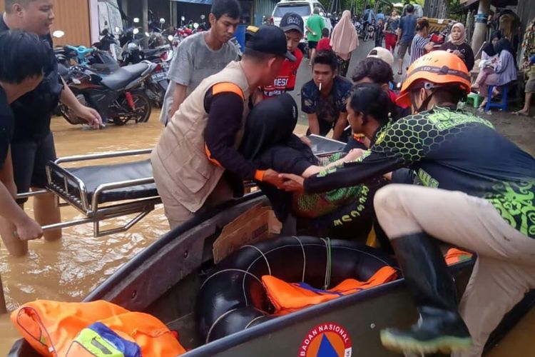 Seorang lansia di HST, Kalsel, dievakuasi ke tempat yang aman setelah rumahnya terendam banjir setinggi hingga 60 sentimeter, Senin (15/11/2021).