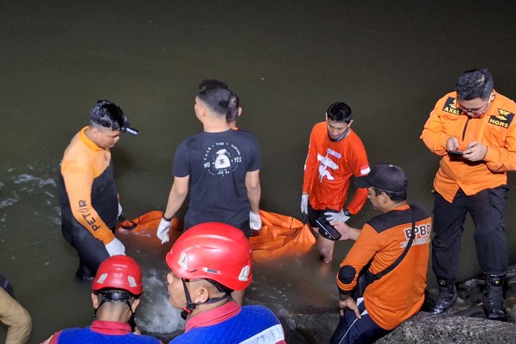 Proses evakuasi jenazah korban tenggelam di waduk Surabaya, Senin (30/12/2024).