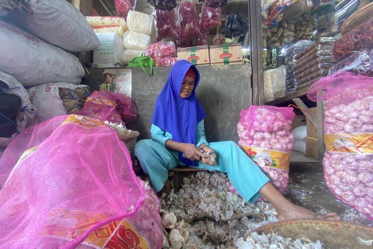 Melihat Buruh Kupas Bawang Putih di Sukabumi, Dapat Upah 10.000 Per Karung