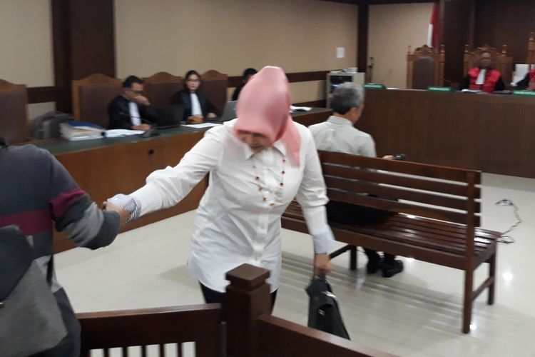 Istri mantan Sekretaris MA Nurhadi, Tin Zuraida di Pengadilan Tipikor Jakarta, Senin (28/1/2019).