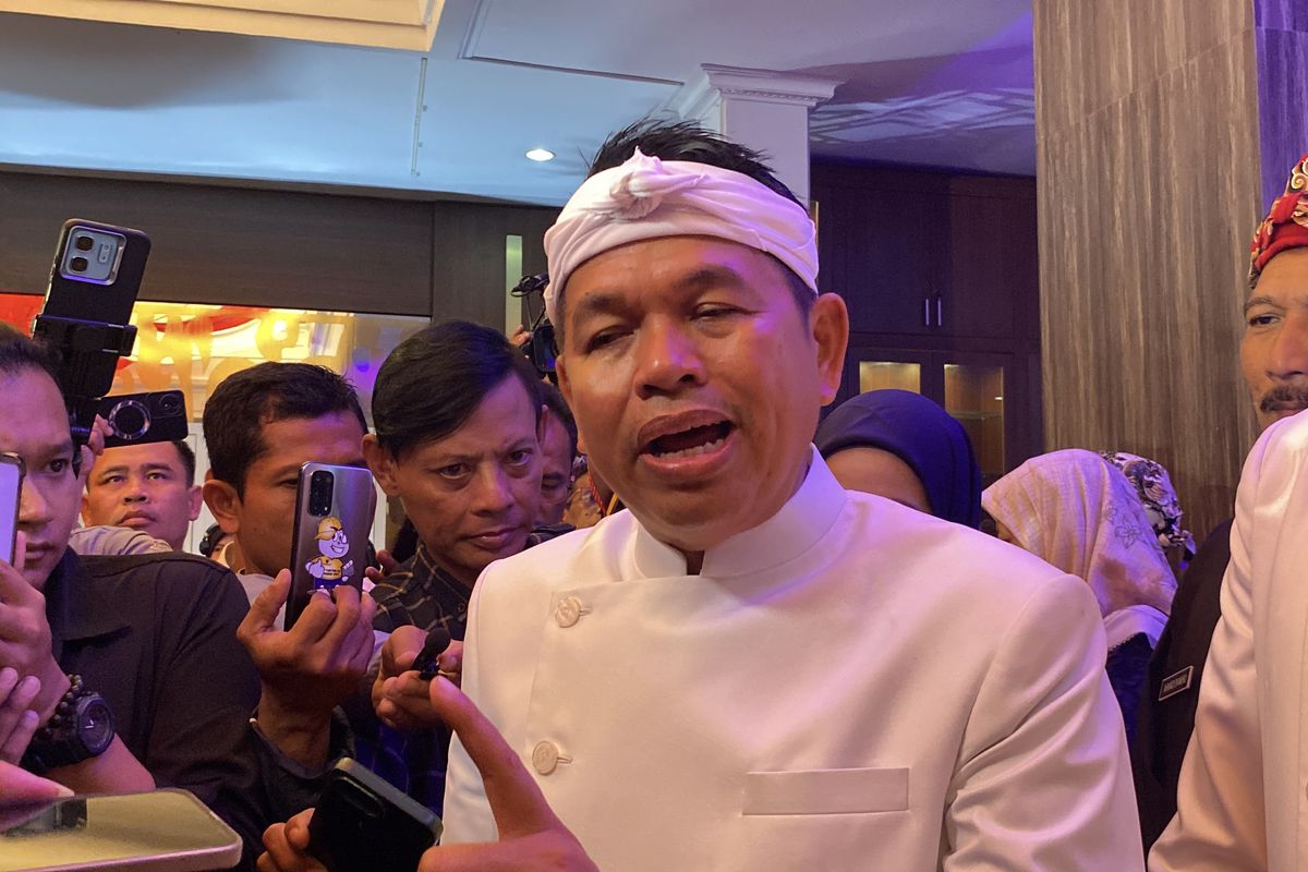 Gubernur Jawa Barat Dedi Mulyadi saat menghadiri Hari Jadi Indramayu ke-498 di Gedung DPRD Indramayu, Selasa (7/10/2025)