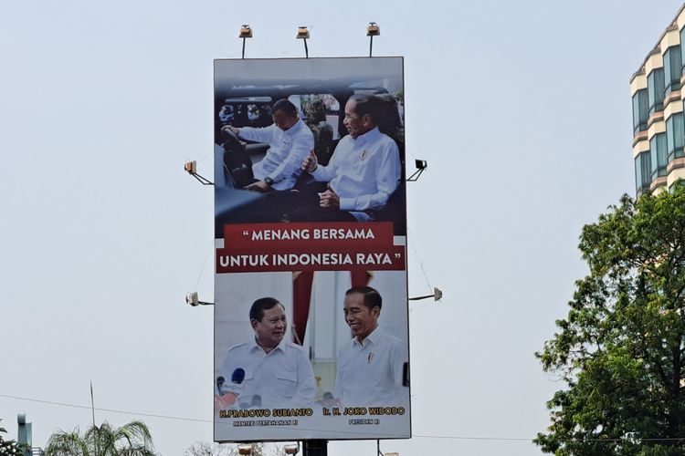 Baliho berisi gambar Presiden Joko Widodo dan Menteri Pertahanan Prabowo Subianto terpampang di Jalan Kramat Raya, Jakarta, Jumat (2/6/2023).