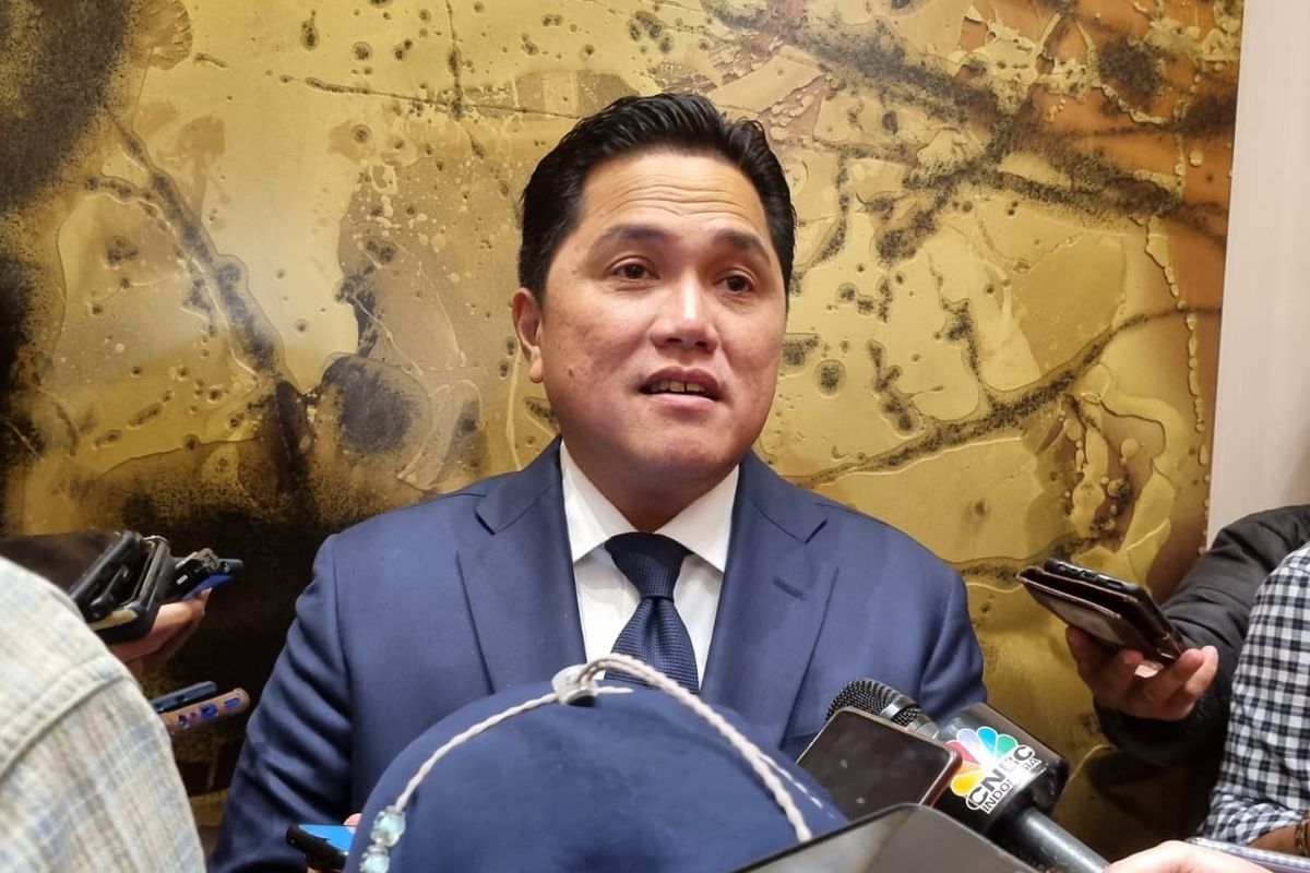 Menteri Badan Usaha Milik Negara (BUMN) Erick Thohir saat ditemui di St. Regis Hotel Jakarta, Selasa (28/2/2023). Erick Thohir minta Pertamina evaluasi operasional pasca terbakarnya Depo Plumpang.