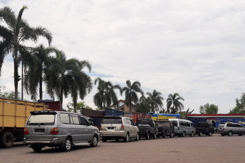 Antrean Panjang Kendaraan akibat Solar Langka Terjadi di Lumajang, Sopir Truk: Bisa Telat Kirim Barang