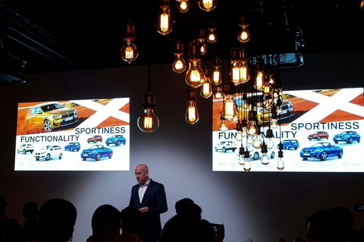 Kepala Proyek BMW X2 Julius Schluppkotten saat menjelaskan seluk beluk produk di Lisbon, Portugal.