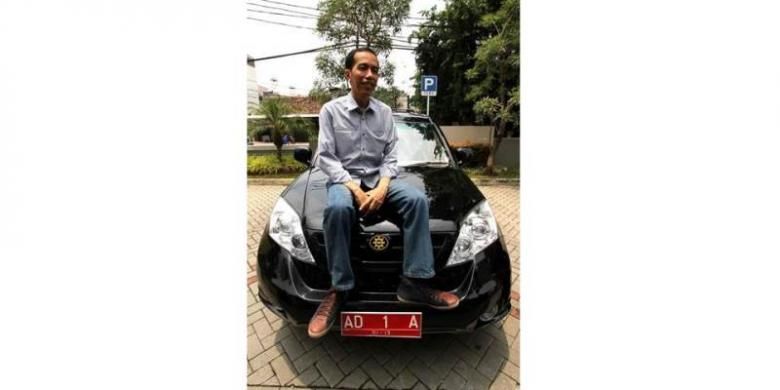 Joko Widodo, saat masih menjabat Wali Kota Solo, menaiki mobil Esemka Rajawali, melakukan kunjungan ke kantor Warta Kota, Kompas Gramedia, Jakarta, Minggu (26/2/2012).   