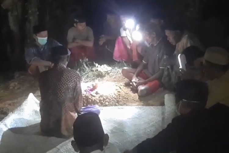 Suasana pemakaman Syifa (1), setelah dilakukan otopsi oleh tim dokter di RSUD Abuya, Kecamatan Pulau Arjasa, Kangean, Sumenep, Jawa Timur, Minggu (7/9/2025).