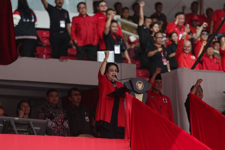 Ketua Umum PDI Perjuangan Megawati Soekarnoputri memberikan pidato dalam acara puncak peringatan Bulan Bung Karno di Stadion Utama Gelora Bung Karno (SUGBK), Jakarta, Sabtu (24/6/2023).