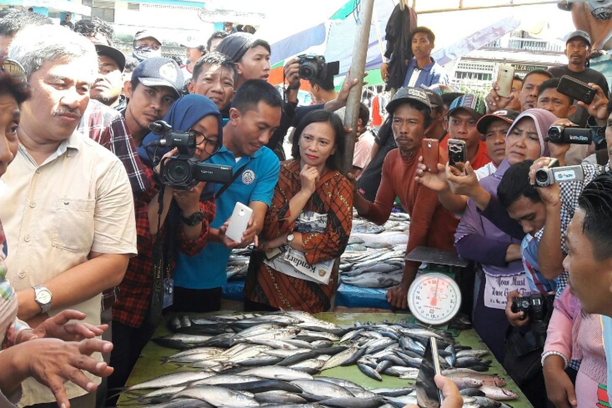Menteri Susi Pujiastuti berdialog dengan para nelayan saat berkunjung di Tempat Pelelangan Ikan (TPI) Kendari. (KOMPAS.COM/ KIKI ANDI PATI)