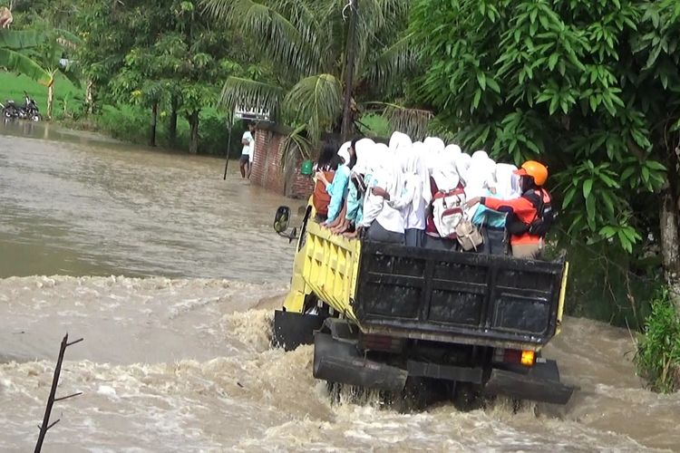 Cerita Korban Banjir Luwu Sulsel: Kulkas Sudah Berenang, Takut Ular Masuk Rumah