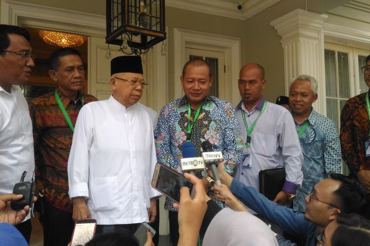 Calon wakil presiden nomor urut 01, Maruf Amin menerima kunjungan ketua TKD Kota Tangerang di kediamannya di Jalan Situbondo Nomor 12, Jakarta, Jumat (4/1/2019).  