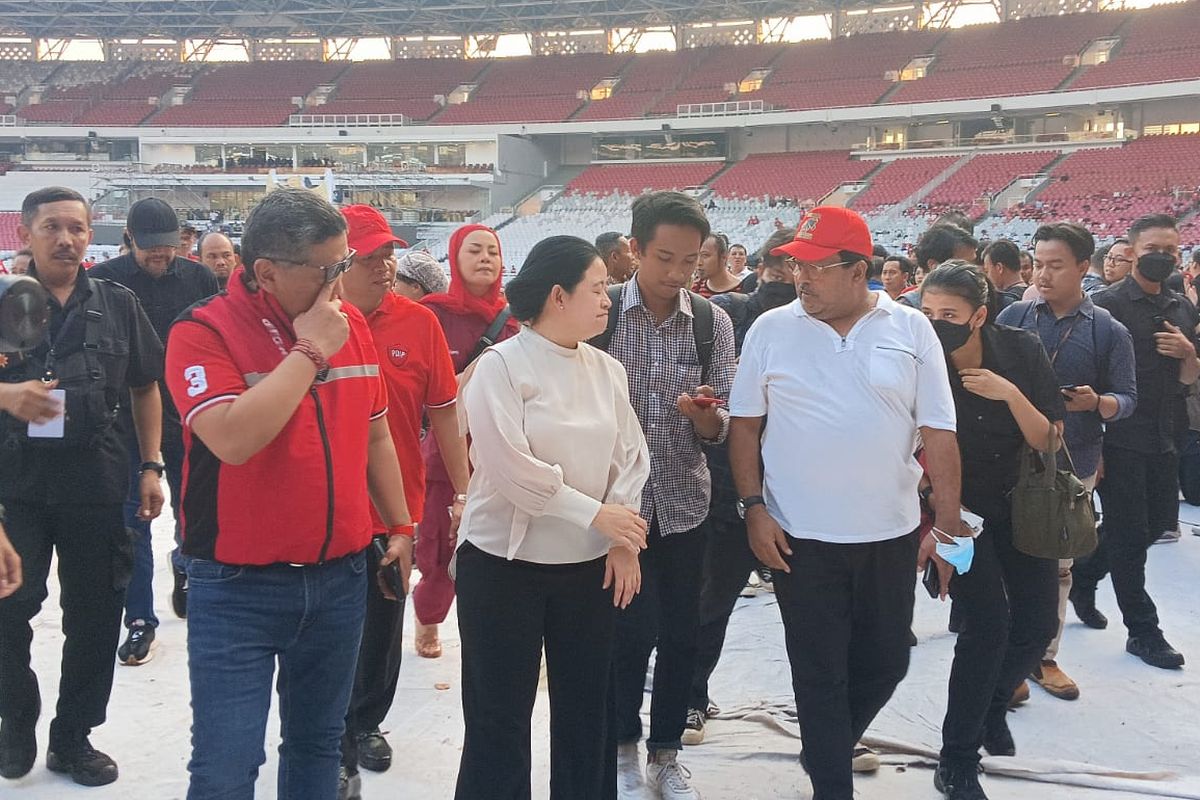 Ketua Dewan Pimpinan Pusat (DPP) Partai Demokrasi Indonesia Perjuangan (PDI-P) Puan Maharani bersama Sekretaris Jenderal PDI-P Hasto Kristiyanto sedang mengecek persiapan pelaksanaan puncak Peringatan Bulan Soekarno di Stadion Utama Gelora Bung Karno (SUGBK) pada Kamis (22/6/2023). 