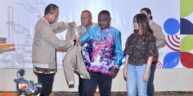 Para petinggi PT Pertamina sedang memakaikan jas peserta Pertamina Youth Program (PYP) 2025 di Jakarta, Selasa (15/7/2025).