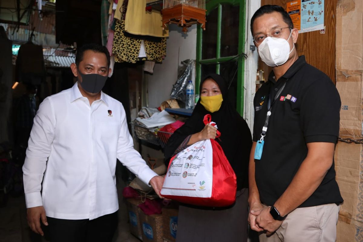 Menteri Sosial (Mensos) Juliari P.&nbsp;Batubara menyalurkan secara simbolik bantuan sosial tunai (BST) kepada 253 kepala keluarga (KK) warga Cikampek, Kabupaten Purwakarta