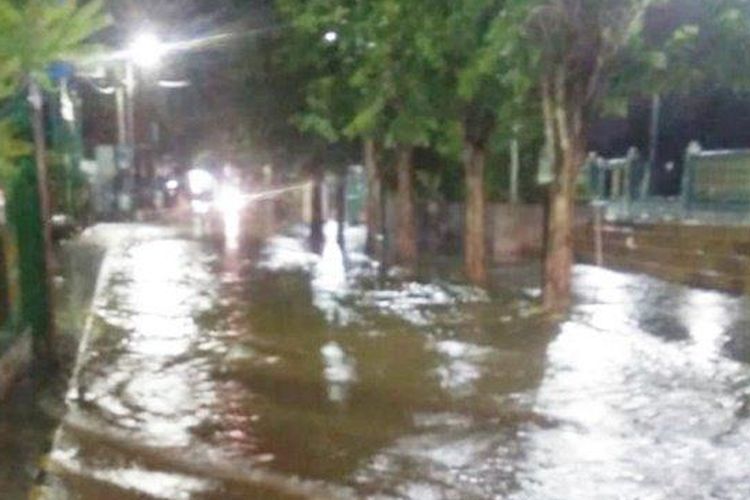 Banjir rob di depan Masjid Sultan Suriansyah, Kuin Utara, Kota Banjarmasin, Provinsi Kalimantan Selatan, Minggu (5/12/2021) malam. 