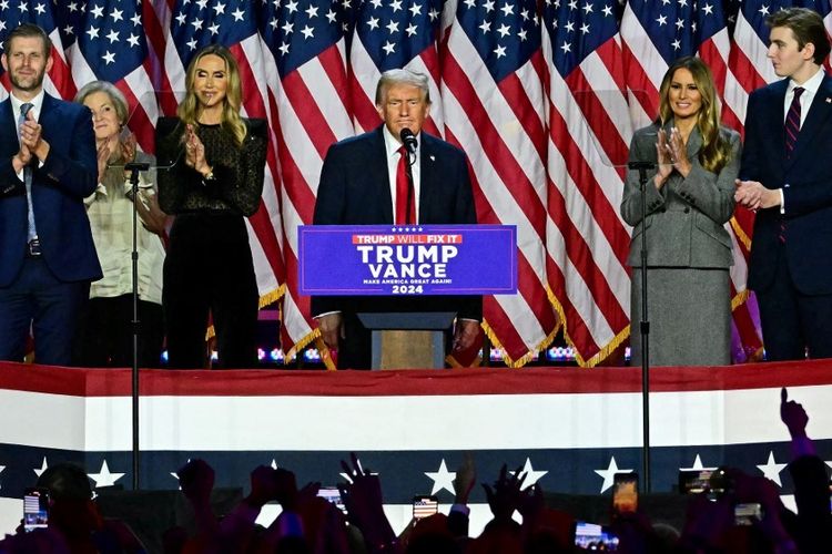 Mantan Presiden AS dan calon presiden dari Partai Republik Donald Trump berbicara dalam acara malam pemilihan di West Palm Beach Convention Center di West Palm Beach, Florida, pada Rabu (6/11/2024). Mantan presiden AS dari Partai Republik Donald Trump mendekati masa jabatan baru di Gedung Putih pada 6 November 2024, hanya membutuhkan segelintir suara elektoral untuk mengalahkan calon wakil presiden dari Partai Demokrat Kamala Harris. 