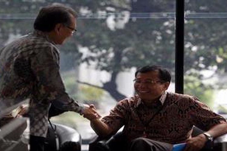 Komisi Pemberantasan Korupsi (KPK), Jakarta, Senin (27/5/2013) memeriksa Deputi Gubernur BI, Halim Alamsyah (kiri) dan  mantan sekretaris Komite Stabilitas Sistem Keuangan (KKSK) Raden Pardede (kanan). Keduanya di periksa dalam kasus korupsi fasilitas pendanaan jangka pendek (FPJP) dan penetapan Bank Century sebagai bank gagal berdampak sistemik. Keduanya juga di periksa untuk tersangka Budi Mulya dalam kasus Century.