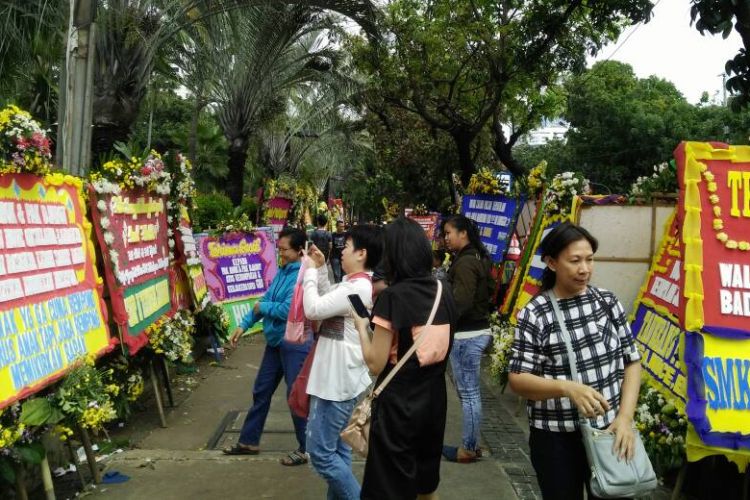 Para pengunjung memadati Balai Kota DKI Jakarta untuk melihat karangan bunga, Sabtu (29/4/2017).