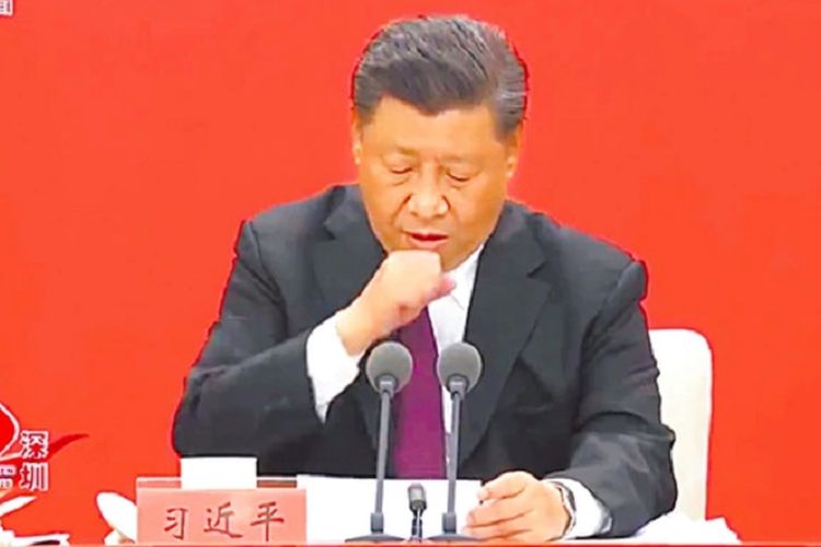 Presiden China Xi Jinping tampak batuk berkali-kali di akhir pidatonya, membuat spekulasi banyak orang di media sosial khususnya pihak oposisi bahwa dia terinfeksi Covid-19.