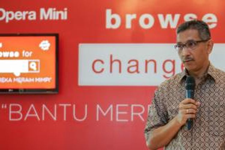 Sekretaris jenderal YCAP Iskandar Irwan Hukom menerangkan program Browse for Change dalam acara pengumuman di Jakarta, Selasa (22/10/2013)