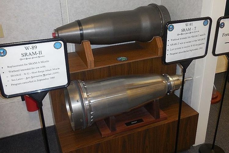 Hulu ledak nuklir W89 dan W91 di Museum Instruksi Senjata Nuklir, Pangkalan Angkatan Udara Kirtland 