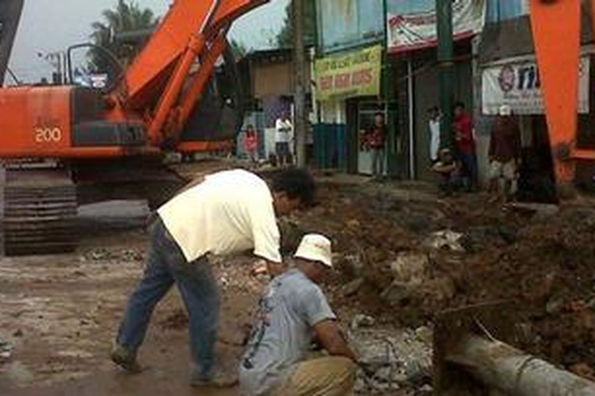 Para pekerja dan alat berat sedang melakukan penggalian di bahu Jalan Margonda, Sabtu (20/10/2012). Pelebaran Jalan Margonda antara Kantor Walikota hingga Jalan RA Kartini menjadi 32 meter atau 8 lajur.