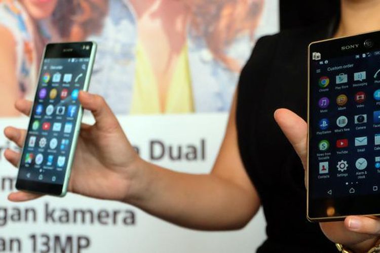 Smartphone Sony Xperia C5 Ultra Dual (kiri) dan M5 Dual saat diluncurkan di Jakarta, Rabu (30/9/2015).
