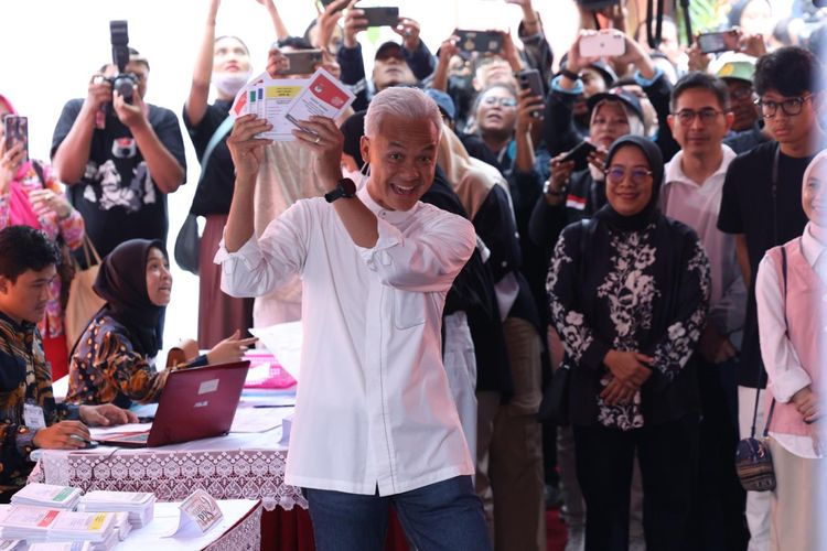Capres nomor urut 3 Ganjar Pranowo tersenyum lebar usai mencoblos Pemilu 2024 di TPS 11, Kelurahan Lempongsari, Kecamatan Gajahmungkur, Kota Semarang, Rabu (14/2/2024).