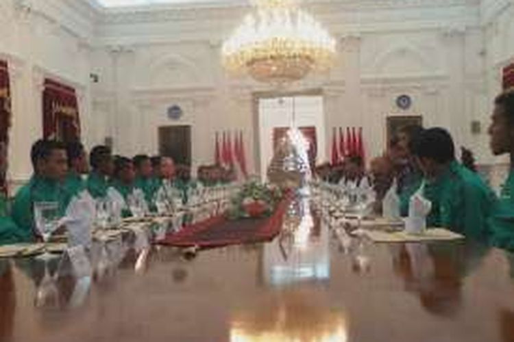 Presiden Joko Widodo makan siang dengan Tim Nasional Indonesia, di Istana Merdeka, Jakarta, Senin (19/12/2016).