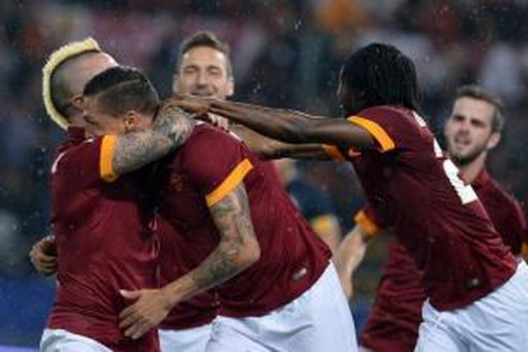 Para pemain AS Roma merayakan gol ke gawang Inter Milan pada laga Serie-A di Stadion Olimpico, Roma, Minggu (30/11/2014).