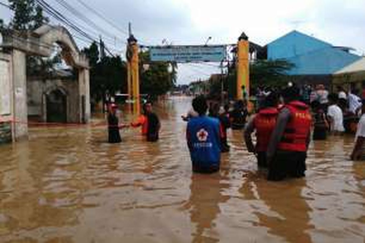 Banjir menggenangi Perumahan Pondok Gede Permai (PGP), Jatiasih, Bekasi, Jawa Barat. Banjir dengan ketinggian lebih dari tiga meter itu diduga akibat limpasan air yang melewati tanggul Sungai Cikeas. Kamis (21/4/2016)