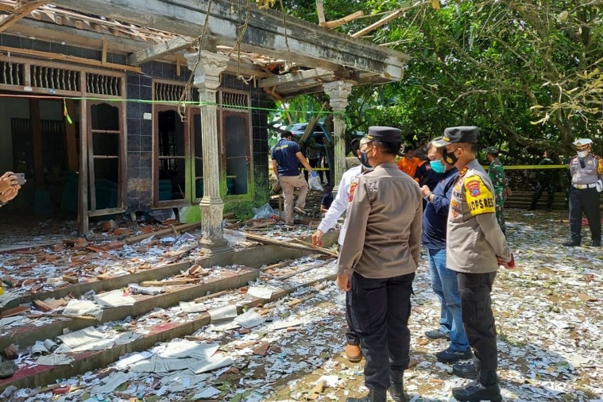 Kebumen Police is currently investigating a fatal firecracker incident that killed four people and injured four others in a village in Kebumen, Central Java a day before Eid al-Fitr celebrations on Wednesday, May 12. 