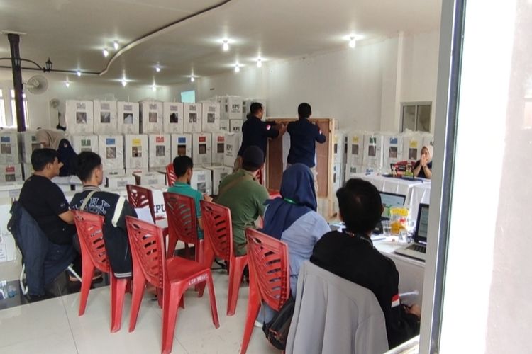 Sejumlah petugas kepolisian TNI POLRI menjaga ketat gedung Baraya lokasi rekapitulasi tingkat Kecamatan Kuningan, pada Rabu (21/2/2024) siang. Penjagaan ini dilakukan mengingat adanya insiden Bundel C Hasil TPS 04 Kelurahan Ciporang yang sempat membuat ramai setempat.