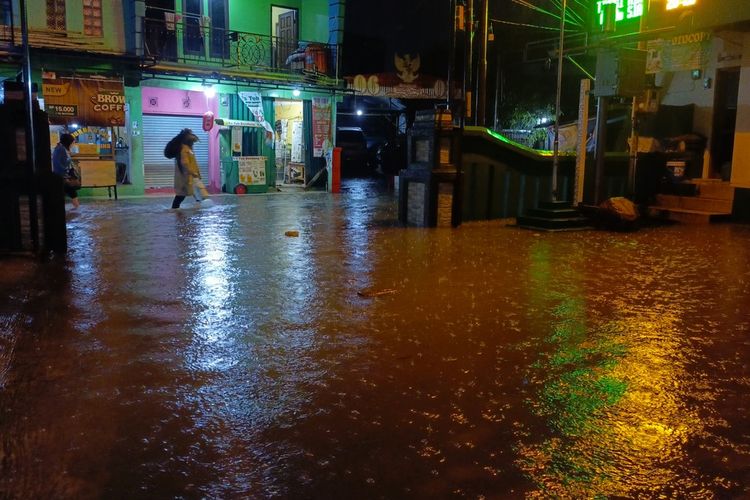 Kondisi di Kantor Desa Dayeuhkolot, dan pemukiman warga di Kampung Bojongasih, pada Sabtu (1/11/2025) malam, banjir masih belum surut, bahkan wikayah tersebut dua kali kembali diguyur hujan