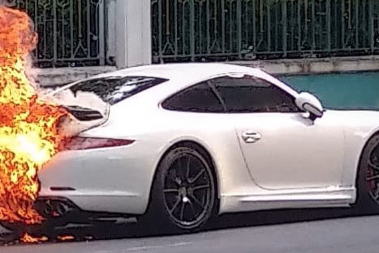 Mobil Porsche terbakar di kawasan Kelapa Gading