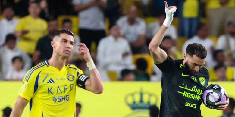 Pemain depan Nassr Cristiano Ronaldo bereaksi saat pemain depan Ittihad Karim Benzema merayakan gol pertama timnya selama pertandingan sepak bola Liga Pro Saudi antara Al-Nassr dan Al-Ittihad di Al-Awwal Park di Riyadh