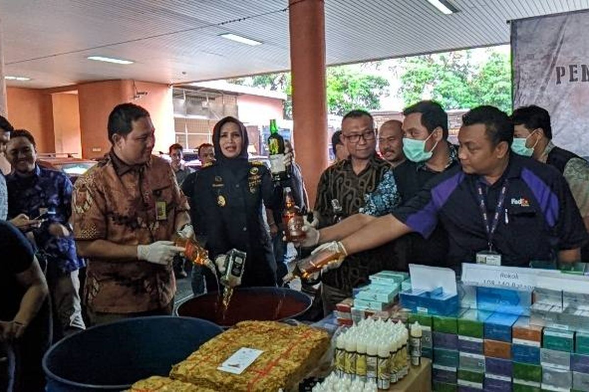 Kepala Bea Cukai Bandara Soekarno-Hatta, Finari Manan (Berjilbab Hitam) menunjukan barang kena cukai yang akan dimusnahkan di Kantor Bea Cukai Bandara Soekarno-Hatta, Selasa (7/1/2020).