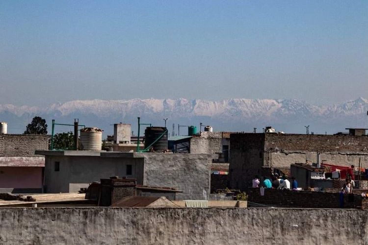Pegunungan Himalaya terlihat dari pemukiman penduduk di India utara. Momen langka ini bisa terjadi lantaran berkurangnya polusi udara, dampak dari lockdown yang diterapkan India untuk mencegah penyebaran virus corona. 