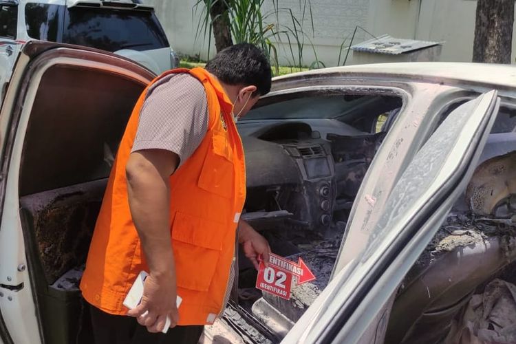 Mobil milik salah satu dosen di Universitas Singaperbangsa Karawang (Unsika), Jawa Barat, dibakar kekasinya, Selasa (26/3/2024).