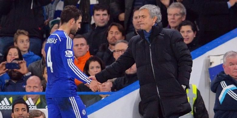 Gelandang Chelsea, Cesc Fabregas (kiri) dan manajer Jose Mourinho (kanan).