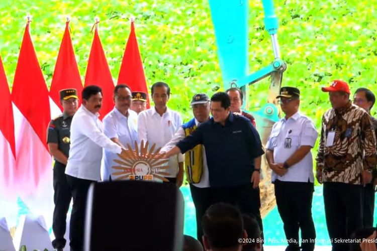 Presiden Joko Widodo (Jokowi) resmi memulai pembangunan Gedung Kantor Otorita Ibu Kota Nusantara (IKN) di IKN pada Rabu (17/01/2024).