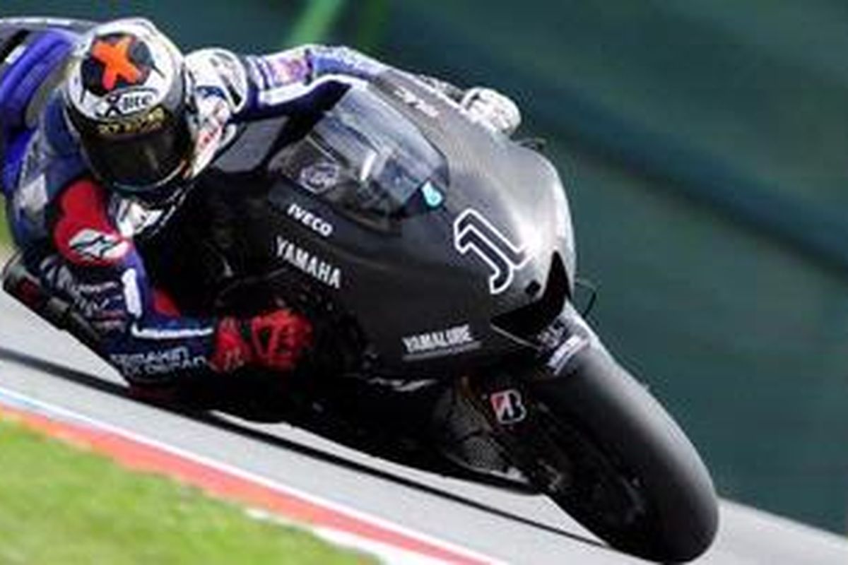 Pebalap Yamaha, Jorge Lorenzo, melakukan uji coba YZR-M1 1.000cc di Brno.