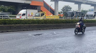 Jalan MT Haryono Berlubang, Sering Bikin Pemotor Terjatuh