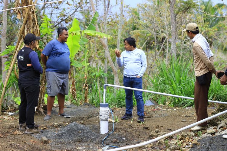 Setelah melakukan pengeboran, akhirnya air ditemukan pada kedalaman 90 meter. Tes pompa dilakukan selama 4 jam non-stop dan membuahkan hasil. Kualitas airnya jernih, tidak berbau, dan tidak berasa.