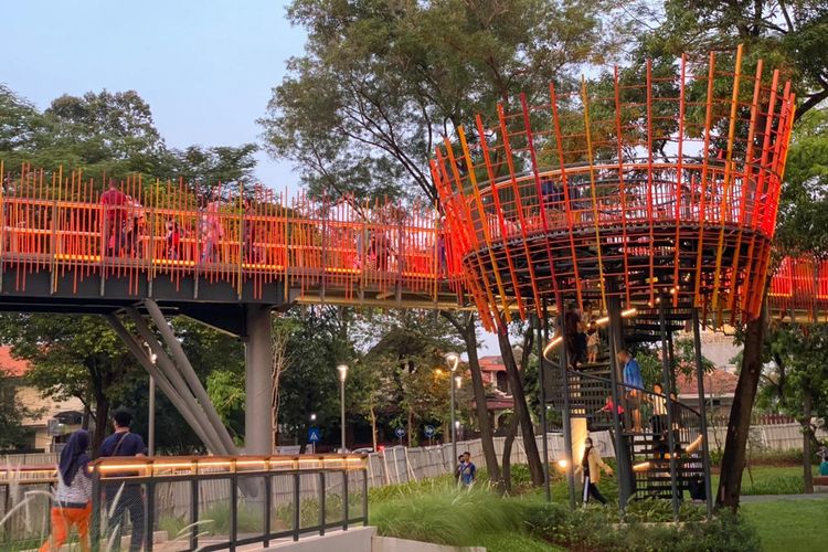 Infinity Link Bridge di Tebet Eco Park pada sore hari, Minggu (24/4/2022)