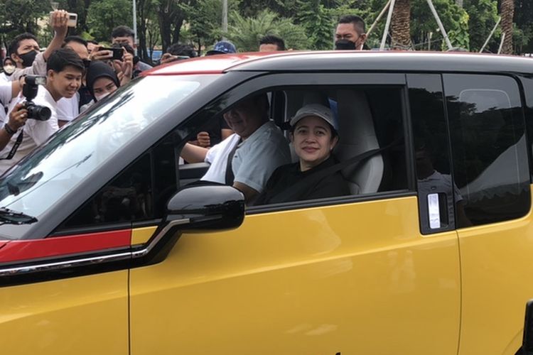 Ketua DPP PDI-P Puan Maharani diajak Ketua Umum Partai Golkar Airlangga Hartarto untuk mengelilingi kawasan Monas menggunakan mobil listrik, Sabtu (8/10/2022). 