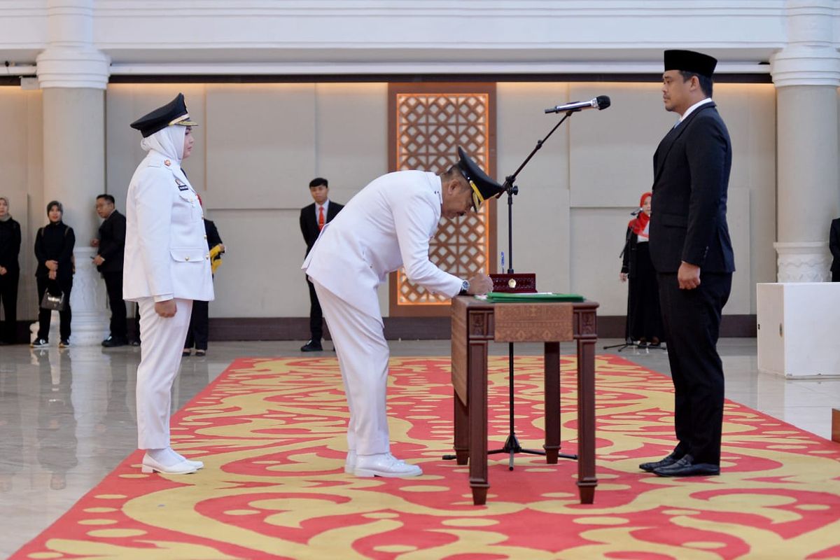 Gubernur Sumatera Utara, Bobby Nasution  melantik Bupati dan Wakil Bupati Mandailing Natal (Madina) terpilih Saipullah Nasution dan Atika Azmi Utami, di Aula Raja Inal Siregar Kantor Gubernur Sumut Jalan Diponegoro Kota Medan, Jumat (21/3).      